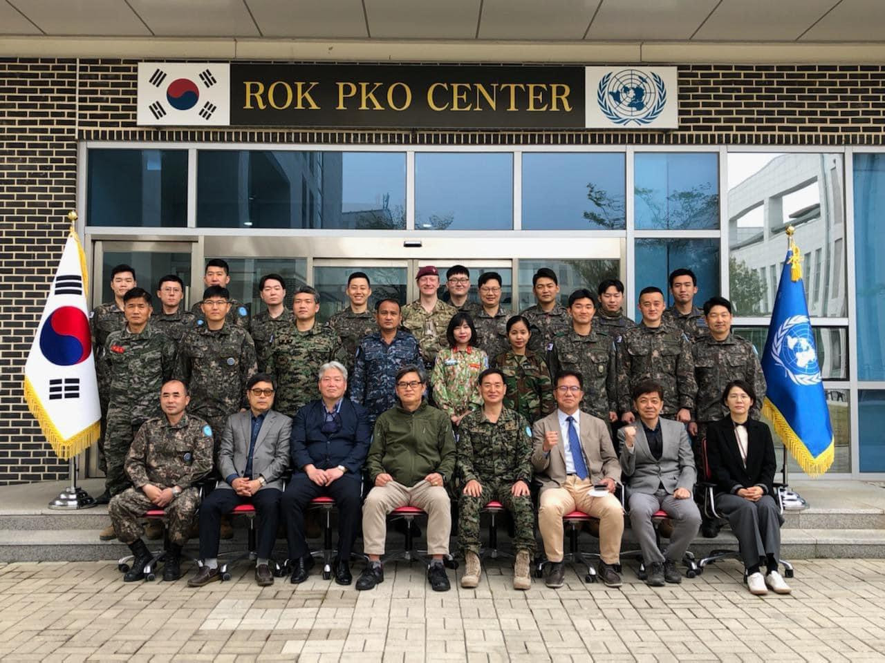 Trung tá Vũ Thị Liên (chính giữa) cùng sĩ quan các nước trong chuyến tập huấn tại Hàn Quốc.