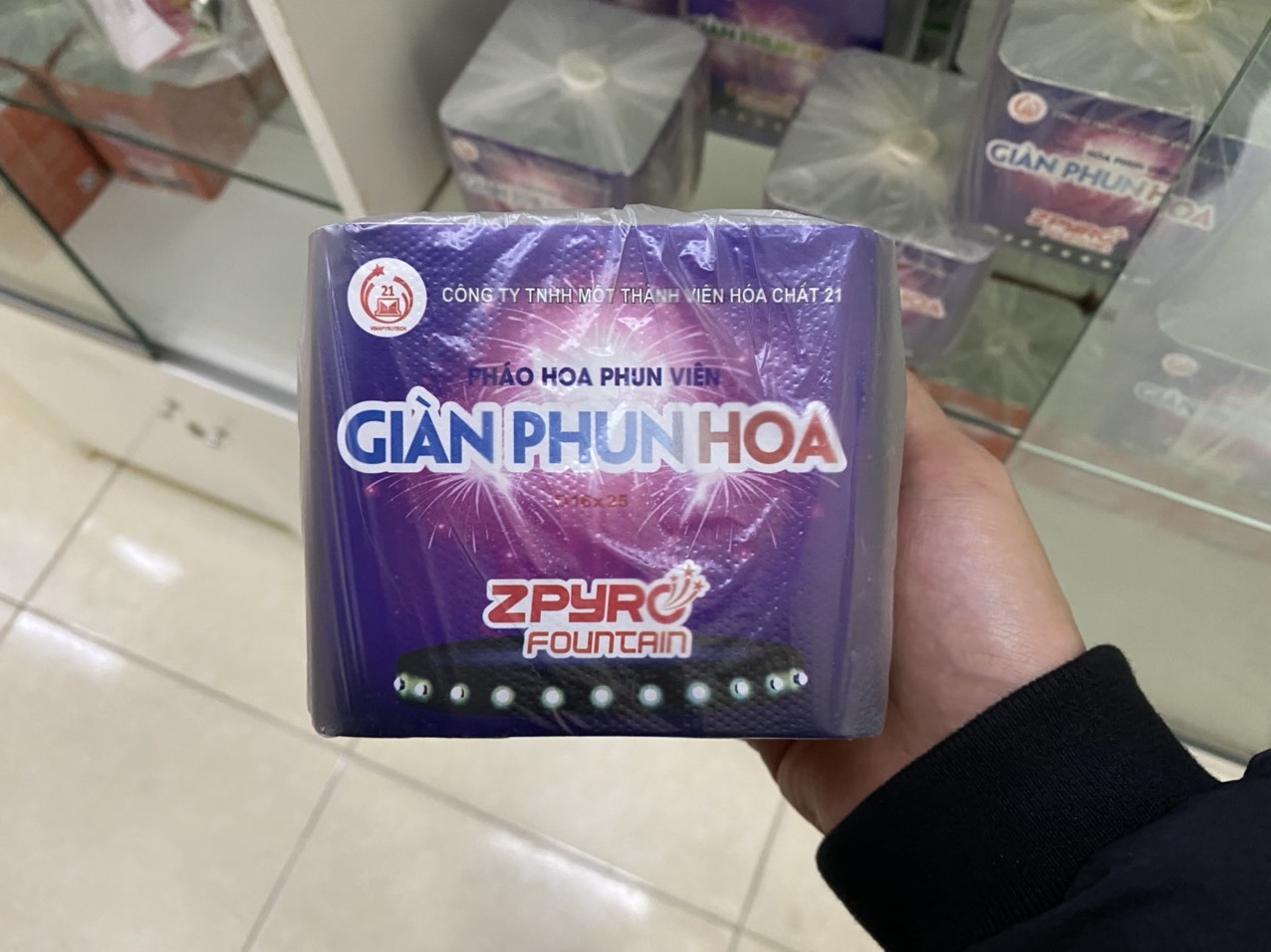 Giàn phun hoa vẫn được bán ở mức 900.000 đồng/giàn. Ảnh: Hữu Chánh