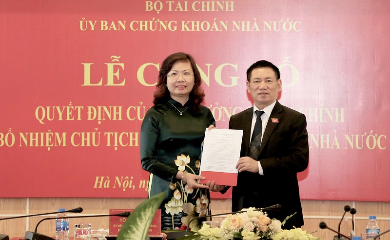 Bộ trưởng Bộ Tài chính Hồ Đức Phớc trao quyết định bổ nhiệm
Chủ tịch UBCKNN đối với bà Vũ Thị Chân Phương