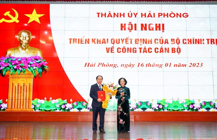 Bà Trương Thị Mai, Ủy viên Bộ Chính trị, Trưởng Ban Tổ chức Trung ương trao Quyết định và tặng hoa chúc mừng đồng chí Lê Tiến Châu