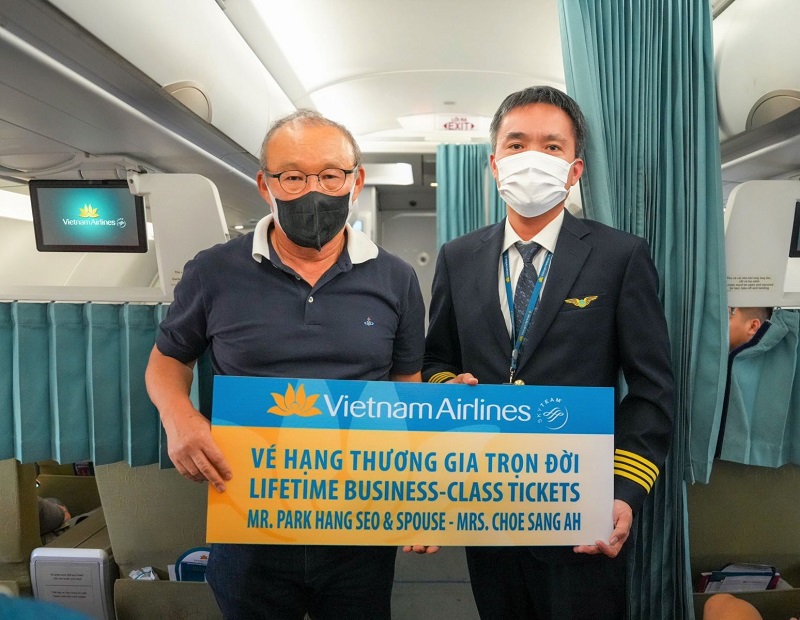 Ông Park và phu nhân sẽ được bay vé Thương gia miễn cước
của Vietnam Airlines giữa 2 nước, trọn đời và không giới hạn số lần