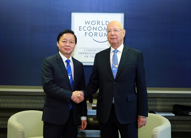 Phó Thủ tướngcó cuộc gặp với Nhà sáng lập kiêm Giám đốc điều hành WEF Klaus Schwab.