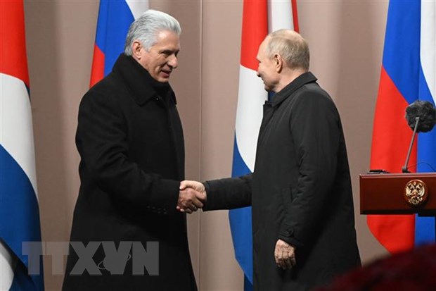 Tổng thống Nga Vladimir Putin (phải) và Chủ tịch Cuba Miguel Diaz-Canel tại cuộc gặp ở Moskva ngày 22/11/2022. (Ảnh: AFP/TTXVN)