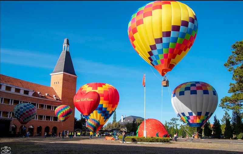 Người dân và du khách rất thích thú khi được trải nghiệm bay khinh khí cầu ngắm Đà Lạt từ trên cao dịp Festival hoa Đà Lạt 2022. (Ảnh: Ngô Văn Lai)