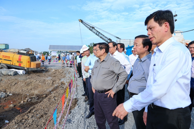Thủ tướng kiểm tra công tác thi công cầu Nhơn Trạch, nghe báo cáo của các đơn vị thực hiện dự án - Ảnh: VGP