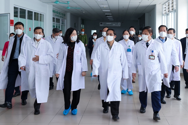 Thủ tướng Phạm Minh Chính thăm, chúc Tết cán bộ, y bác sĩ, nhân viên y tế, người bệnh đang điều trị tại Bệnh viện Bệnh nhiệt đới Trung ương - Ảnh: VGP