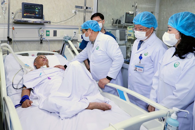 Thủ tướng thăm hỏi, chúc Tết người bệnh tại khoa Hồi sức tích cực II, Bệnh viện Hữu nghị Việt Đức - Ảnh: VGP