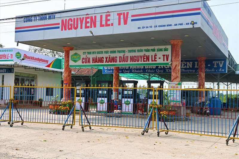 sáng ngày 20.1 (nhằm ngày 29.12 Âm lịch), dọc theo tuyến đường tỉnh 956 từ thị trấn An Phú (huyện An Phú, tỉnh An Giang) về thị trấn Long Bình (huyện An Phú), nhiều cửa hàng kinh doanh xăng dầu đóng cửa.