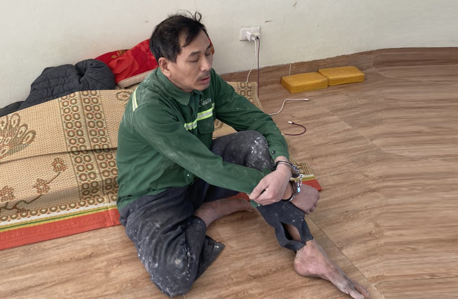 Đối tượng Lê Văn Chinh bị lực lượng chức năng bắt giữ tại nhà trọ nơi đối tượng lẩn trốn