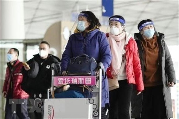 Người dân Trung Quốc tại sân bay ở Bắc Kinh. (Ảnh: Kyodo/TTXVN)