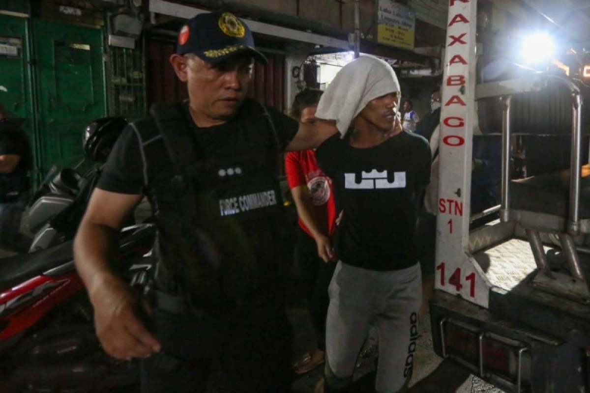 Cảnh sát áp giải đối tượng khống chế con tin. Ảnh: Manila Bullentin