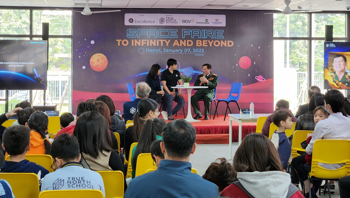 Phi hành gia - Trung tướng Phạm Tuân cùng gần 30 giáo viên & chuyên gia STEAM trong nước & quốc tế đã cùng trò chuyện, chia sẻ với các em học sinh tham gia ngày hội Space Faire