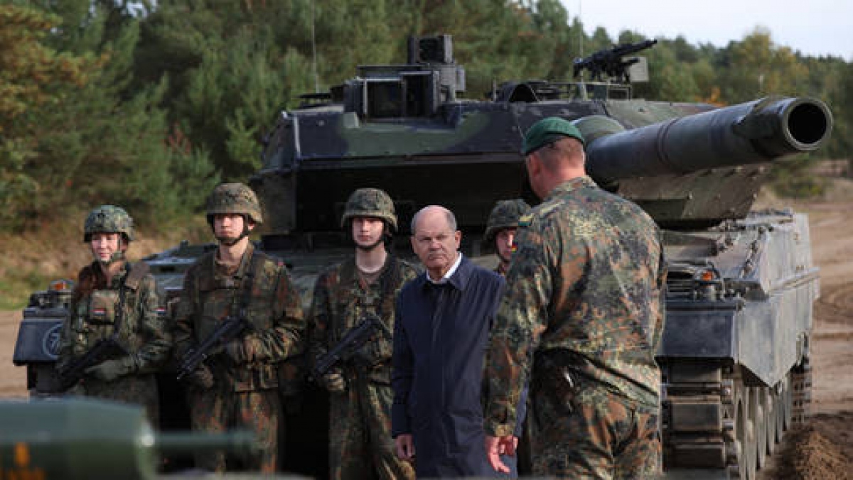 Thủ tướng Olaf Scholz trò chuyện với các binh sỹ bên cạnh xe tăng chiến đấu Leopard 2 của quân đội Đức. Ảnh: AFP