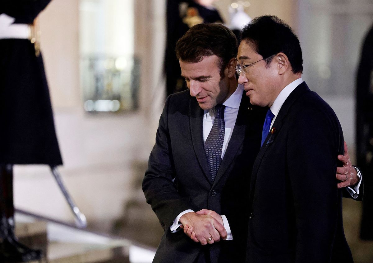 Tổng thống Pháp Emmanuel Macron và Thủ tướng Nhật Bản Fumio Kishida 