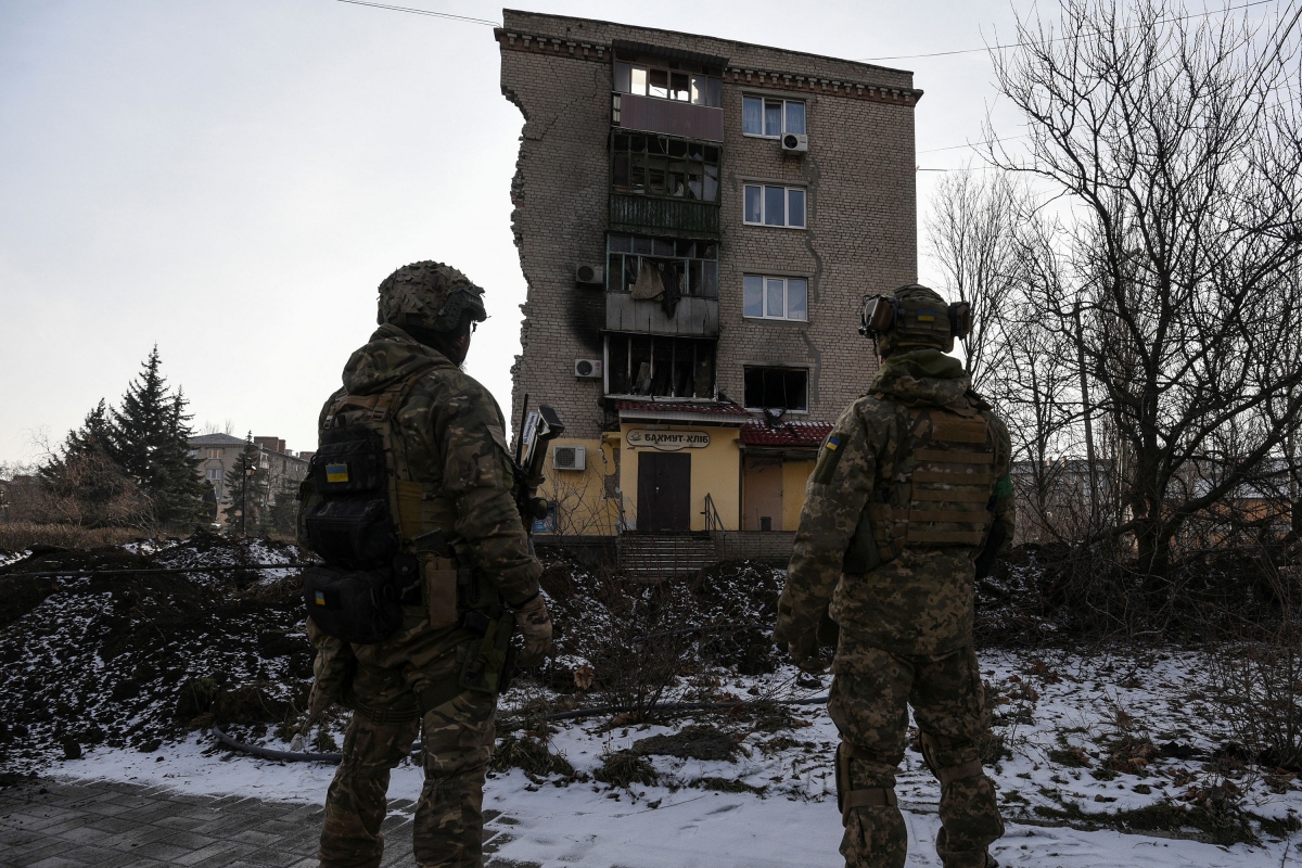 Quân đội Ukraine đứng cạnh một tòa nhà bị phá hủy tại Bakhmut. Nguồn: Reuters