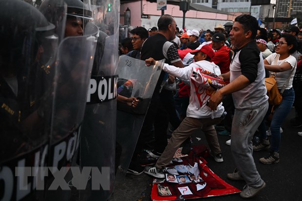 Người biểu tình xung đột với cảnh sát tại thủ đô Lima, Peru ngày 4/1/2023. (Ảnh: AFP/TTXVN)