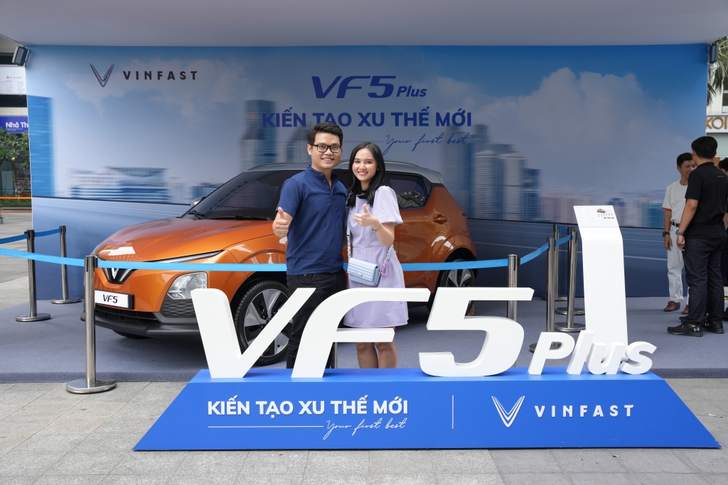Vợ chồng anh Thái Sơn và chị Kiều My (TP.HCM) thích thú chụp hình cùng chiếc xe tương lai của gia đình mình.
