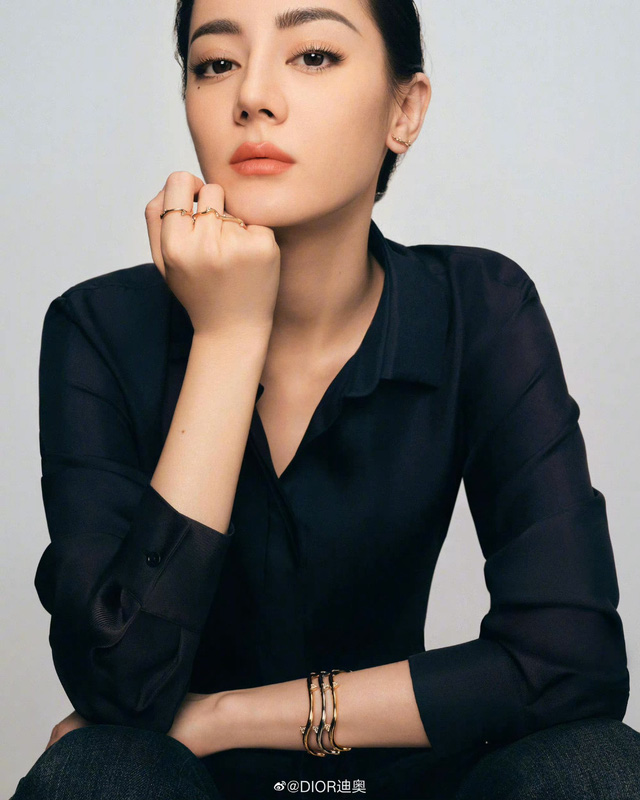 Địch Lệ Nhiệt Ba bắt đầu sự nghiệp diễn xuất vào năm 2013. Cô cũng đã giành được một số giải thưởng cho diễn xuất của mình. Ngoài ra, Địch Lệ Nhiệt Ba còn là một người mẫu và đã trở thành đại diện cho nhiều thương hiệu. Cô nàng sở hữu vẻ đẹp lai đầy thu hút với làn da trắng sứ, sống mũi cao và đôi mắt to tròn.