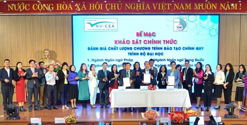 Hiệu trưởng Nhà trường và Chủ tịch Hội đồng KĐCLGD và Giám đốc Trung tâm KĐCLGD 
- ĐHQGHN ký Biên bản hoàn thành đợt khảo sát 