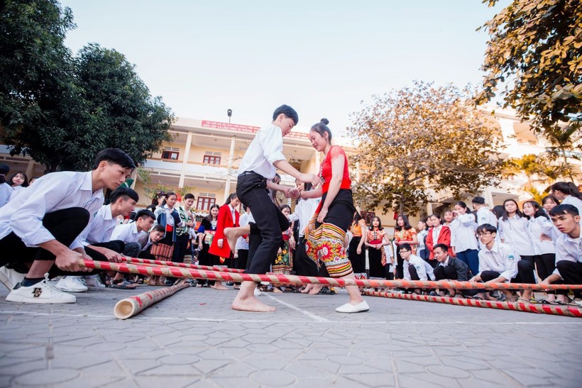 Trò chơi dân gian nhảy sạp không thể thiếu trong chương trình Tết tại nhiều trường học.