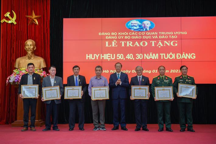 Thứ trưởng Phạm Ngọc Thưởng trao Huy hiệu Đảng cho 8 đảng viên