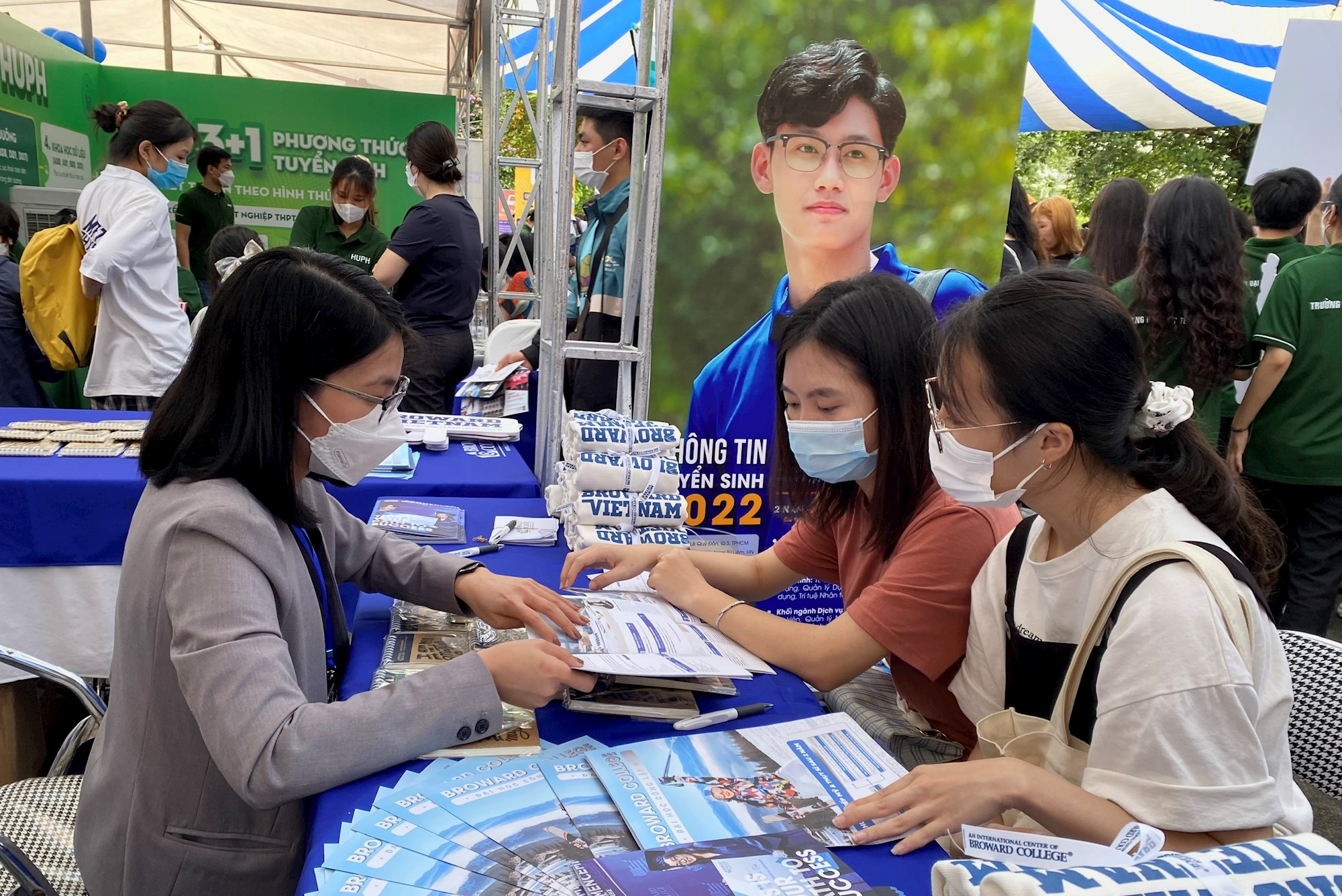 Thí sinh nghe tư vấn tuyển sinh đại học năm 2022 tại Đại học Bách khoa Hà Nội.