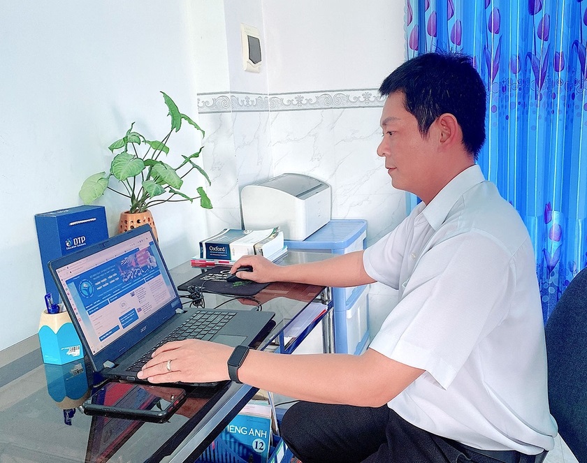 Thầy Nguyễn Thành Nhựt là một trong những giáo viên tiên phong thực hiện chuyển đổi số của Trường THCS và THPT Y Đôn (huyện Đak Pơ). Ảnh: M.T
