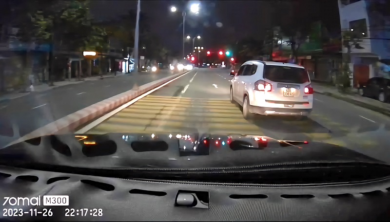 Một ô tô vượt đèn đỏ bị người dân ghi lại, cung cấp clip cho cơ quan chức năng.