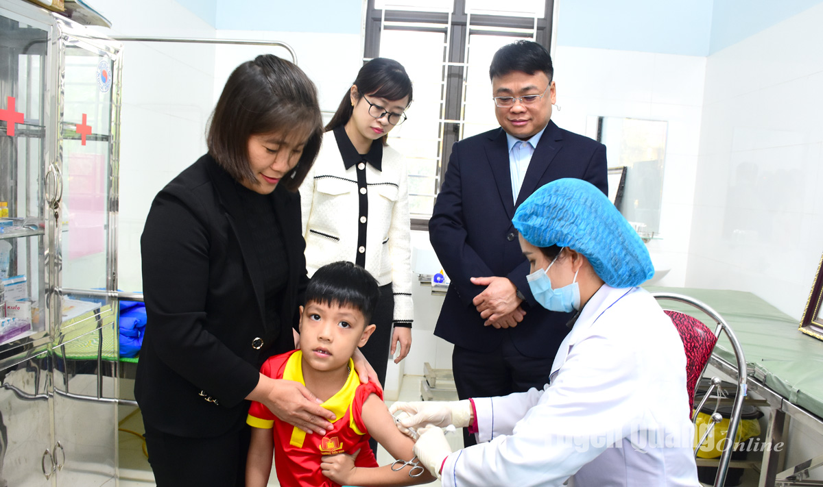 Đoàn giám sát kiểm tra công tác tiêm chủng tại xã Bình Yên (Sơn Dương).