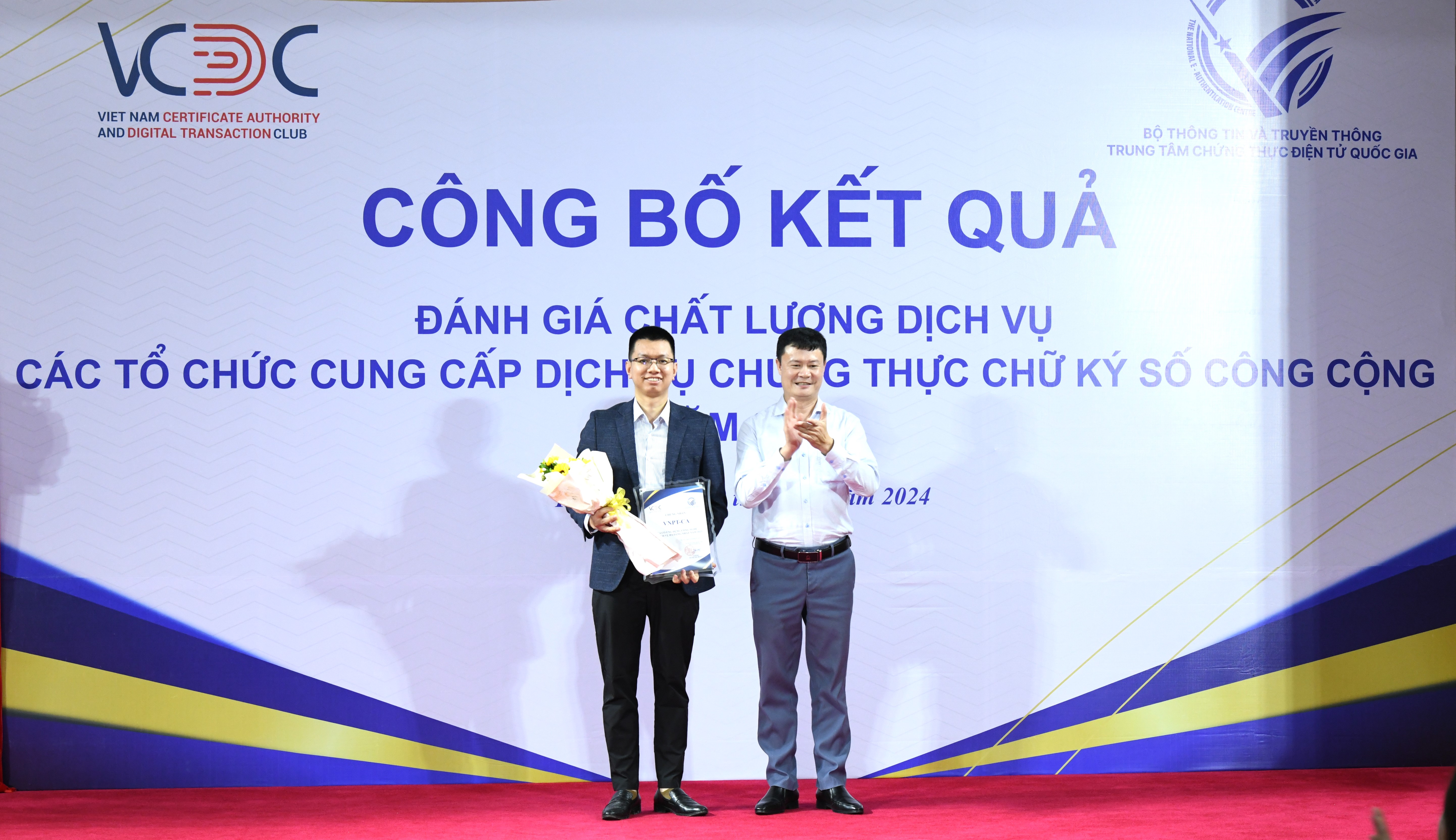 Đại điện Bộ Thông tin và truyền thông trao chứng nhận VNPT -CA - ứng dụng công nghệ và dịch vụ đa dạng nhất năm 2023.