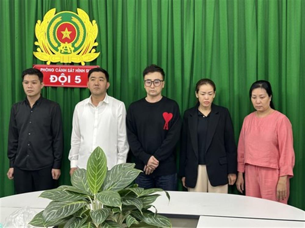 Hwang Chang Nam (thứ 3 từ trái qua) cùng các đối tượng bị bắt giữ.