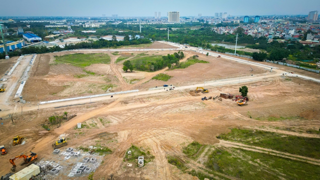 Dù đang là bãi đất trống nhưng nhiều môi giới đã mời đặt cọc giữ chỗ tại dự án Lumi Hà Nội.