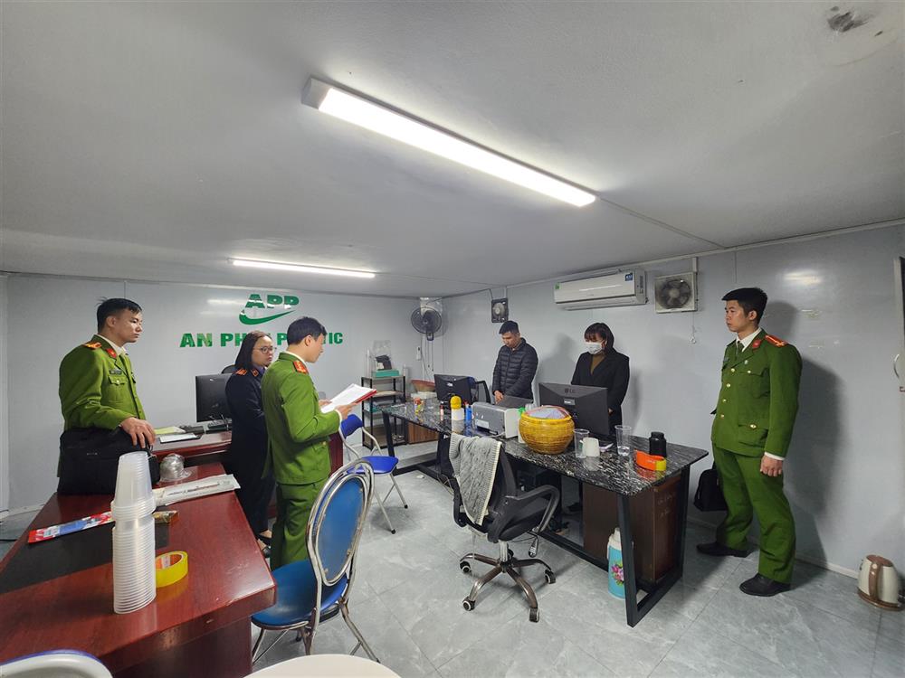 Cơ quan Cảnh sát điều tra Công an thành phố Hải Dương đã thi hành lệnh bắt bị can để tạm giam đối với Nguyễn Trung Kiên và Vũ Thị Oanh.