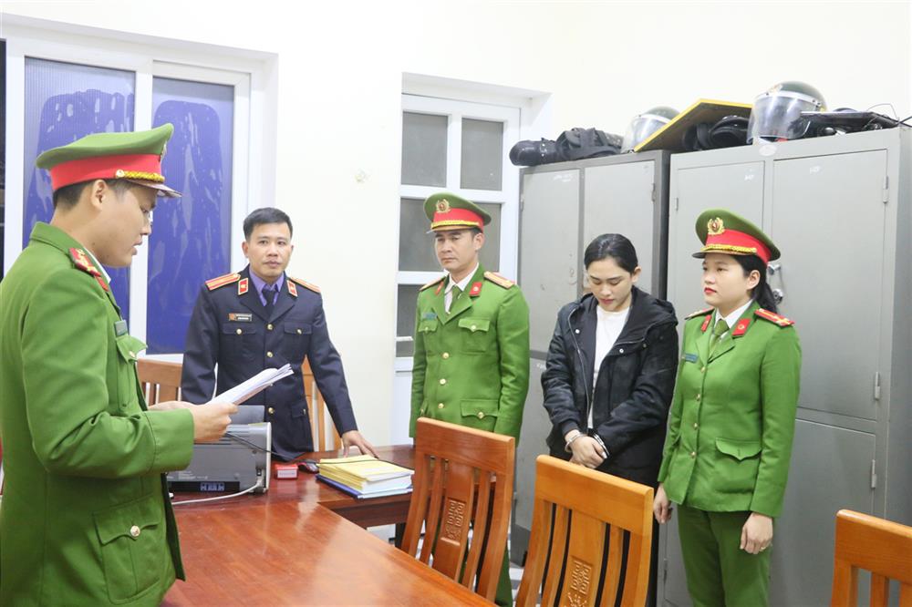 Cơ quan Cảnh sát điều tra Công an huyện Cẩm Xuyên tống đạt các Quyết định đối với Phan Thị Ngọc Minh.