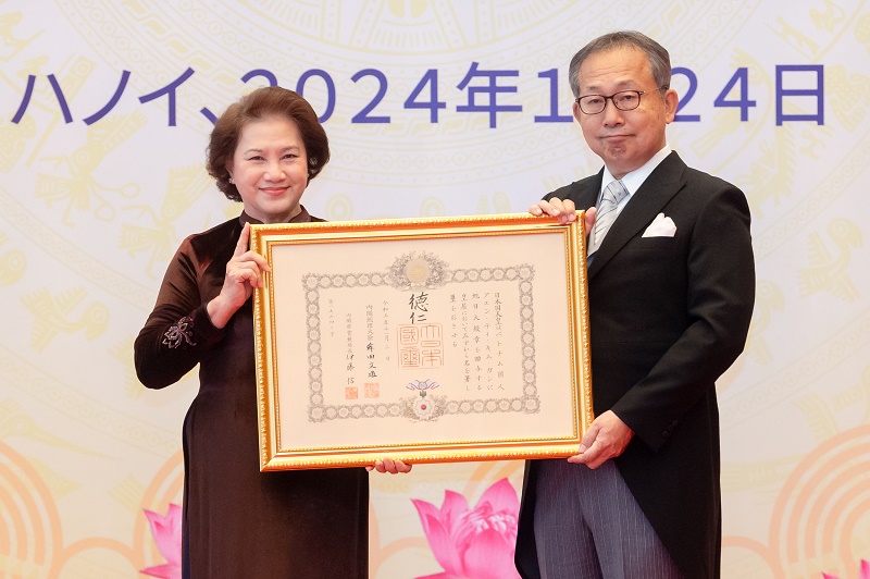 Đại sứ đặc mệnh toàn quyền Nhật Bản tại Việt Nam Yamada Takio đã công bố Quyết định tặng Huân chương, gắn Huân chương và trao hoa cho nguyên Chủ tịch Quốc hội Nguyễn Thị Kim Ngân