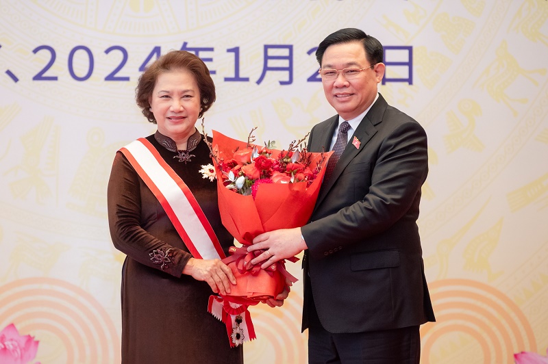 Chủ tịch Quốc hội Vương Đình Huệ tặng hoa chúc mừng nguyên Chủ tịch Quốc hội Nguyễn Thị Kim Ngân