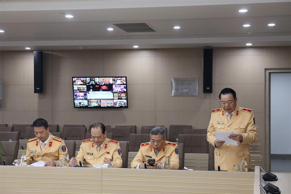 Thiếu tướng Nguyễn Văn Trung, Cục trưởng Cục CSGT trình bày báo cáo tại Hội nghị.