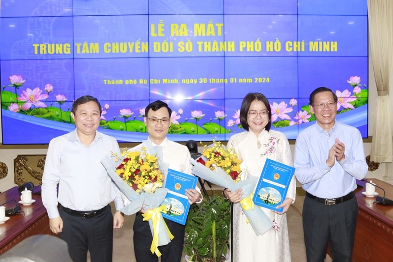 Chủ tịch UBND TPHCM Phan Văn Mãi và Phó Chủ tịch UBND TPHCM Dương Anh Đức trao quyết định bổ nhiệm cho bà Võ Thị Trung Trinh và ông Nguyễn Đức Chung