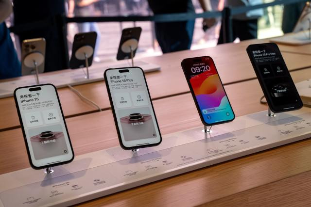 Apple giành ngôi vương trên thị trường smartphone Trung Quốc 2023 nhờ giảm giá iPhone 15 đúng lúc. (Ảnh: Yahoo)