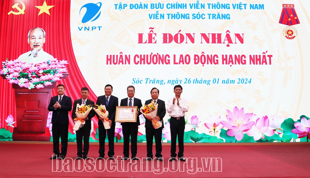 Bí thư Tỉnh ủy Sóc Trăng Lâm Văn Mẫn (bìa phải) và Phó Tổng Giám đốc Tập đoàn VNPT Ngô Diên Hy trao Huân chương Lao động hạng Nhất cho VNPT Sóc Trăng (bìa trái). Ảnh: QUANG BÌNH/Báo Sóc Trăng.