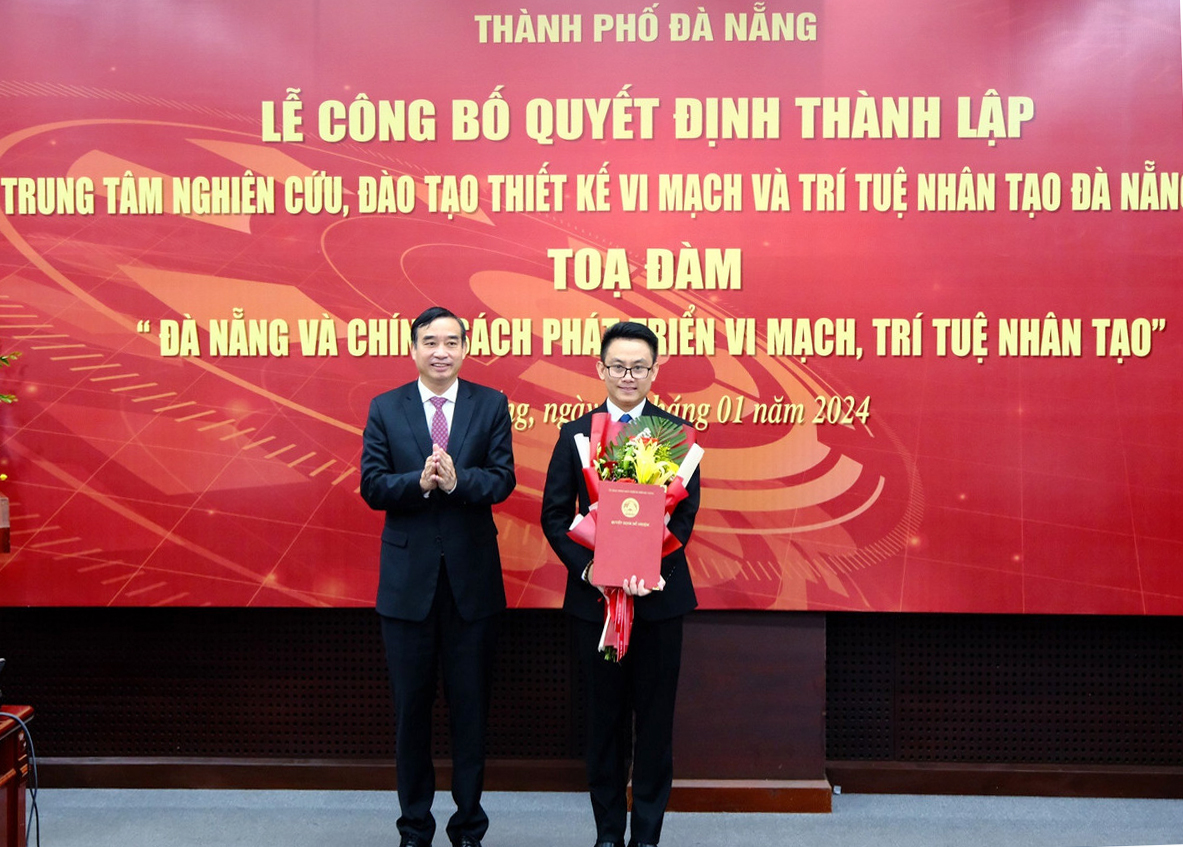 hủ tịch UBND TP Đà Nẵng Lê Trung Chinh trao quyết định bổ nhiệm Giám đốc Trung tâm DSAC cho ông Lê Hoàng Phúc. Ảnh: VNN