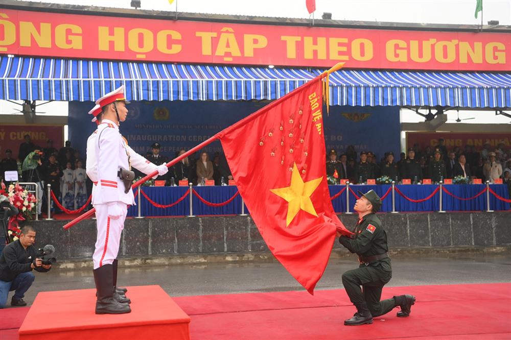 Đại diện Đơn vị Cảnh sát gìn giữ hòa bình số 1 đọc lời tuyên thệ và lời thề dưới lá Cờ truyền thống của lực lượng Công an nhân dân.