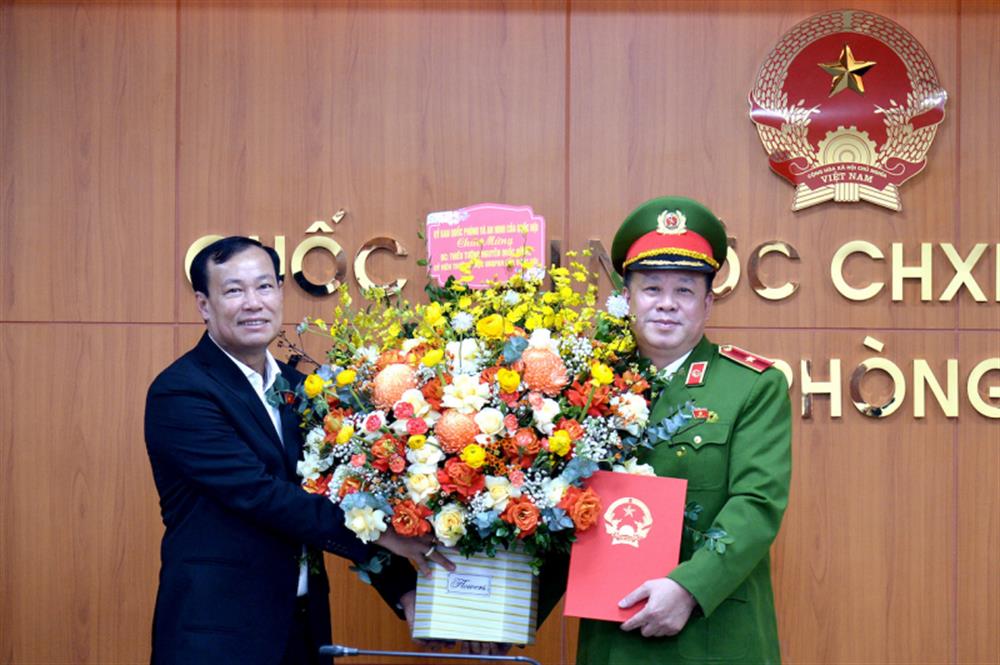 Chủ nhiệm UBQPAN Lê Tấn Tới trao Nghị quyết và tặng hoa chúc mừng Ủy viên Thường trực UBQPAN Nguyễn Quốc Hùng.