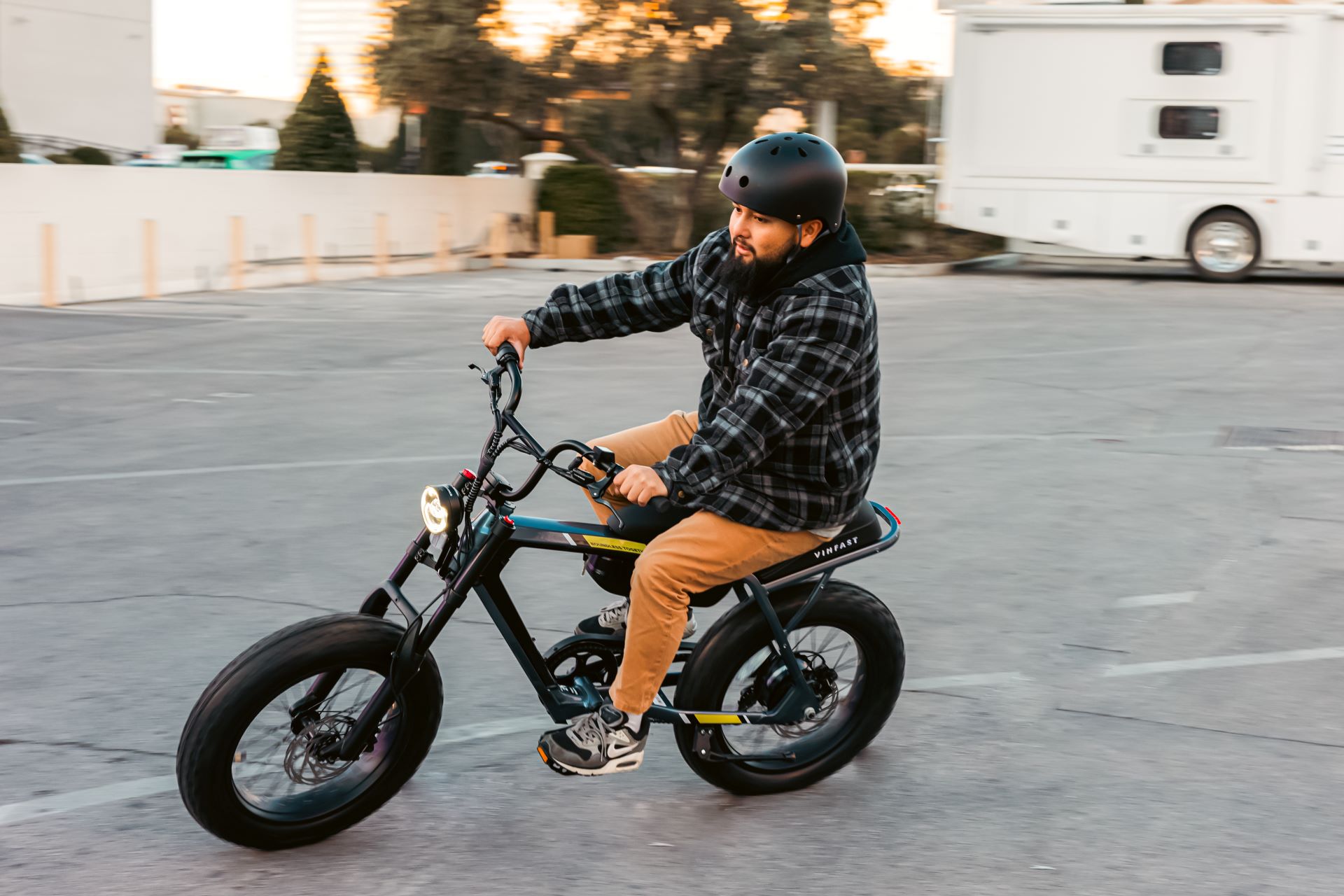 Tại CES 2024, VinFast chính thức ra mắt thị trường Mỹ mẫu xe đạp điện DrgnFly. Với thông điệp “Dẫn lối cùng phong cách”, DrgnFly là lựa chọn độc đáo và thú vị góp phần mang di chuyển điện hóa đến gần hơn với mọi người, mọi nhà.