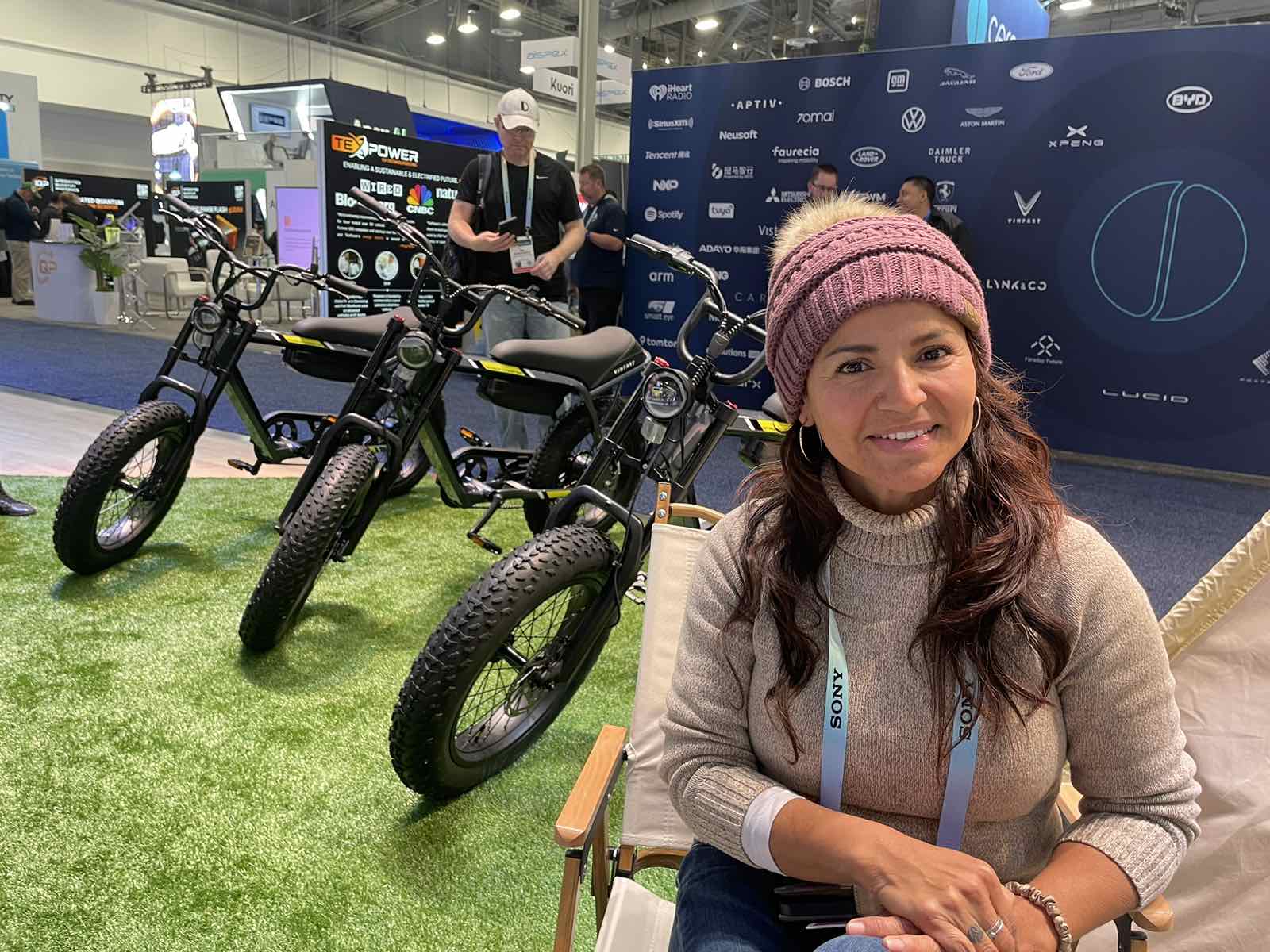 Bà Maziel Giron tại gian hàng trưng bày mẫu xe đạp điện DrgnFly của VinFast