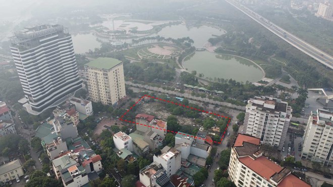 Như chúng tôi đã đưa tin, mới đây, Sở TN&MT Hà Nội đã thông báo thu hồi đối với diện tích 4.065m2 đất tại xã Xuân Đỉnh, huyện Từ Liêm (nay là phường Xuân Đỉnh, quận Bắc Từ Liêm) của Công ty cổ phần Bất động sản AIC (Công ty AIC) thuê do vi phạm pháp luật về đất đai. 