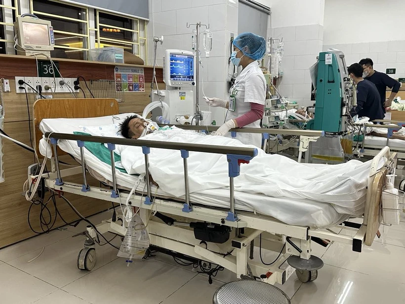 Bệnh nhân trong tình trạng nặng nhất đang được theo dõi tại Bệnh viện Bạch Mai. (Ảnh: Vietnam+)