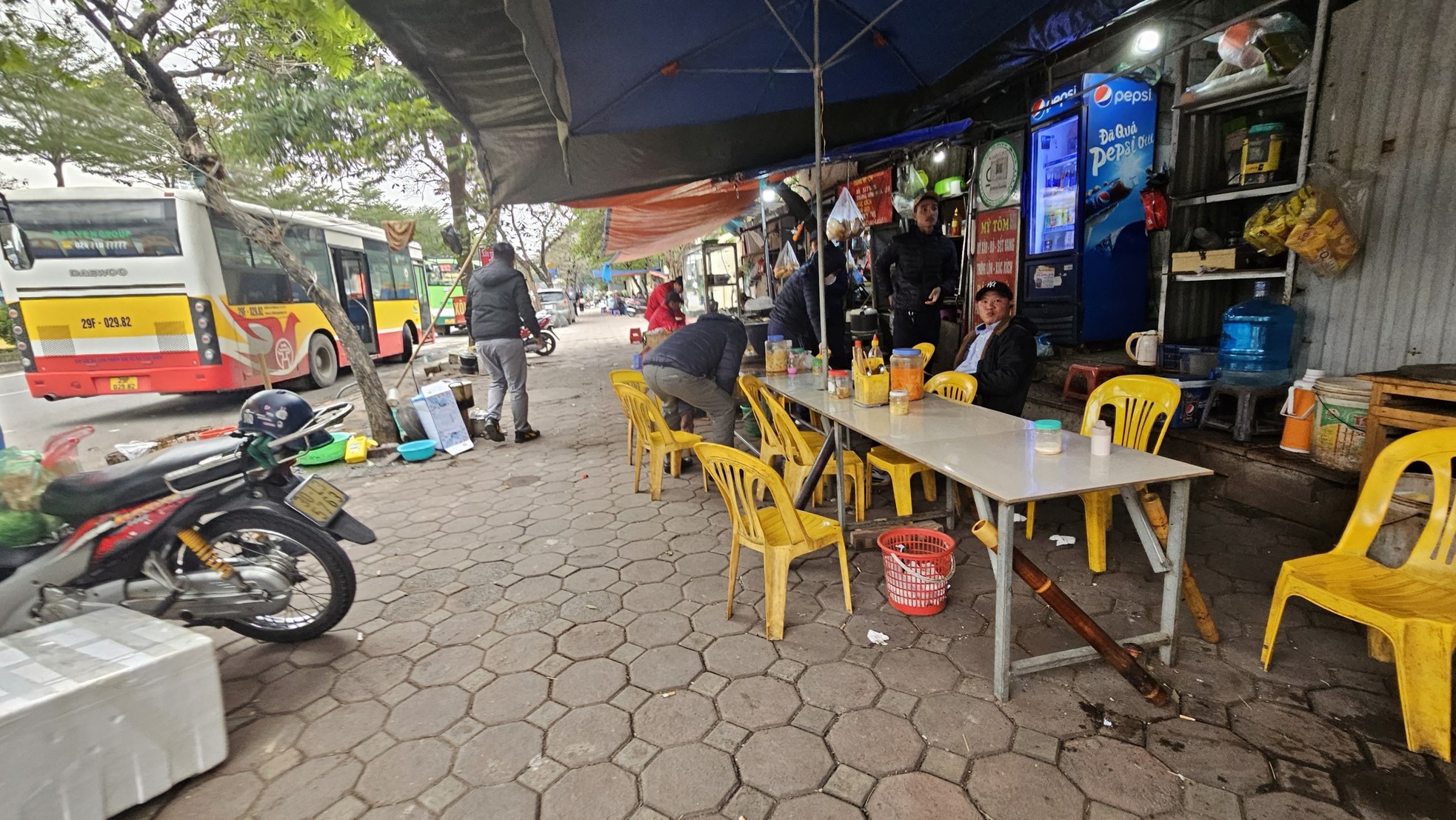 Hiện quanh hàng rào phía bên ngoài dự án, người dân đang tận dụng vỉa hè để bán hàng. 