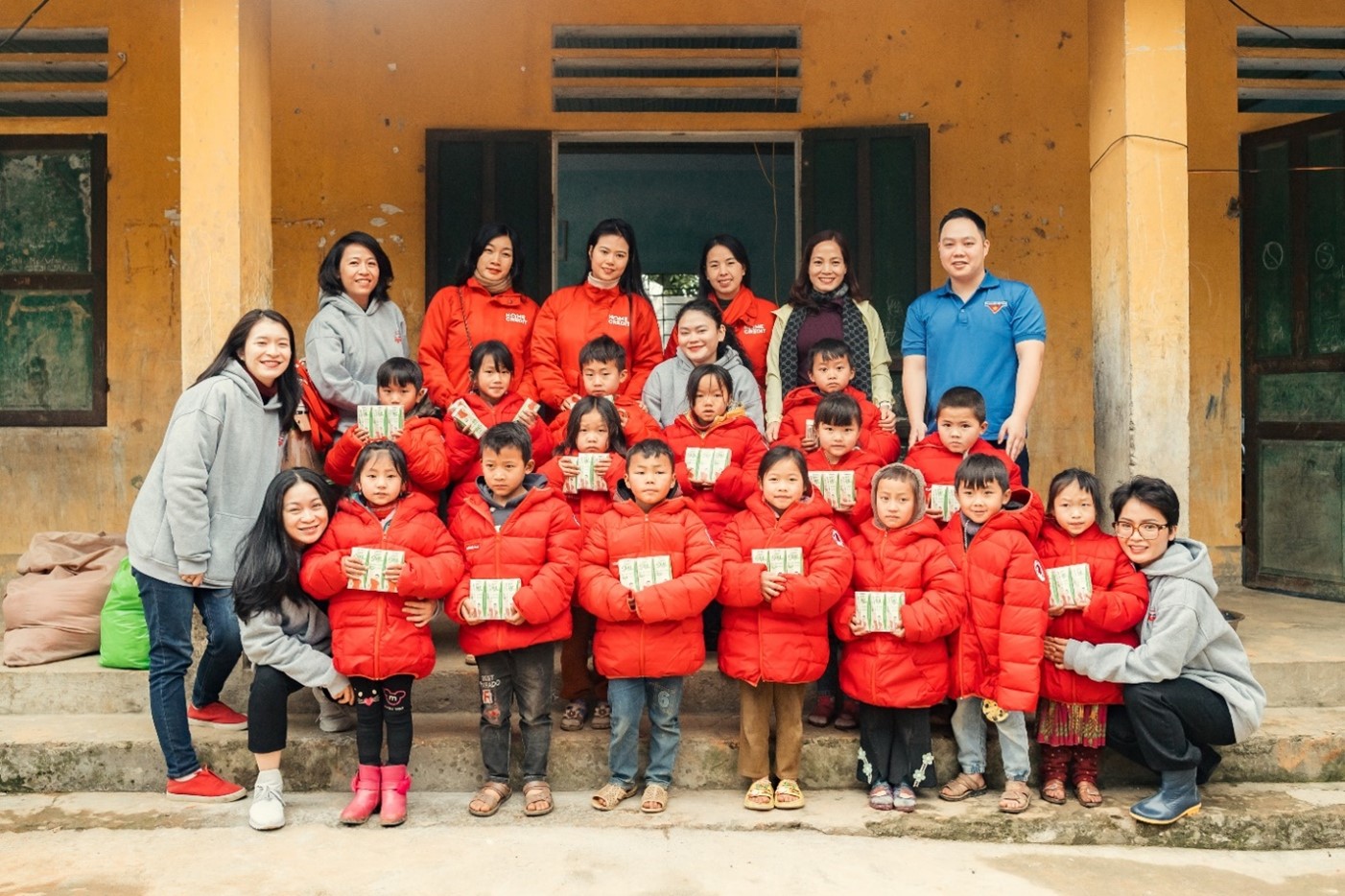Chương trình Home Love mang áo ấm và các phần quà đến cho các em học sinh tại huyện Đồng Văn, tỉnh Hà Giang. Ảnh: Home Credit