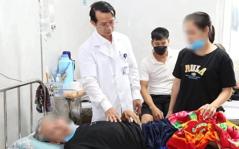 Trung bình mỗi ngày Khoa Ngoại thận - Tiết niệu, Bệnh viện Đa khoa vùng Tây nguyên tiếp nhận trên 30 bệnh nhân có liên quan đến các bệnh lý về thận.(ảnh: Đình Thi)